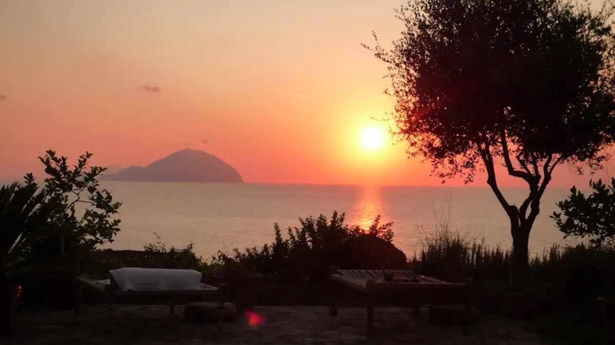Pollara House | Villa La Vigna, in the bay of Pollara, with swimming pool