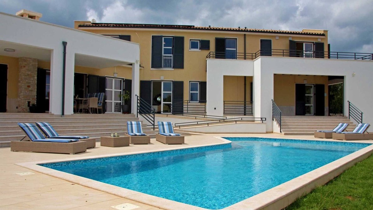 Filipana Villa | Villa Labyrinth with Pool