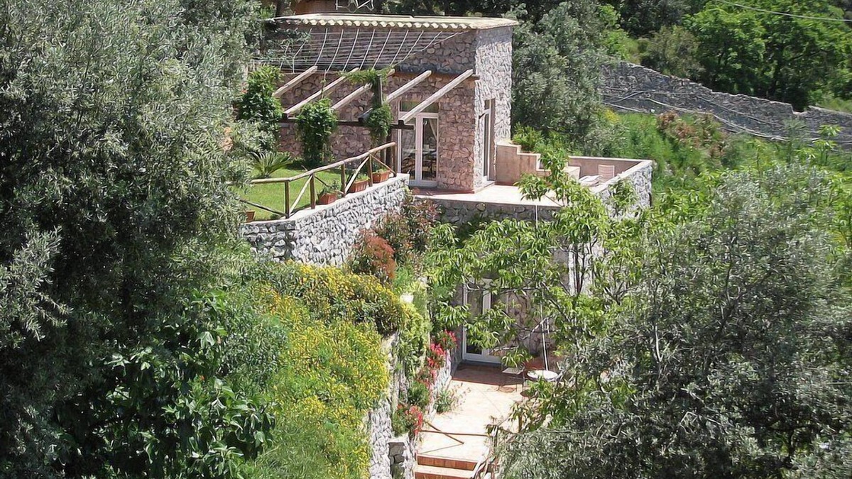 Vietri sul Mare House | Villa Lantana: A characteristic and welcoming two-story independent house built on the sloping cliff in front of the sea, with Free WI-FI.