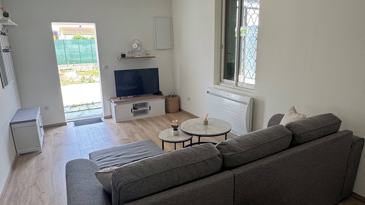 Toulouse Left Bank House | Villa LARRIEU House with garden and parking space