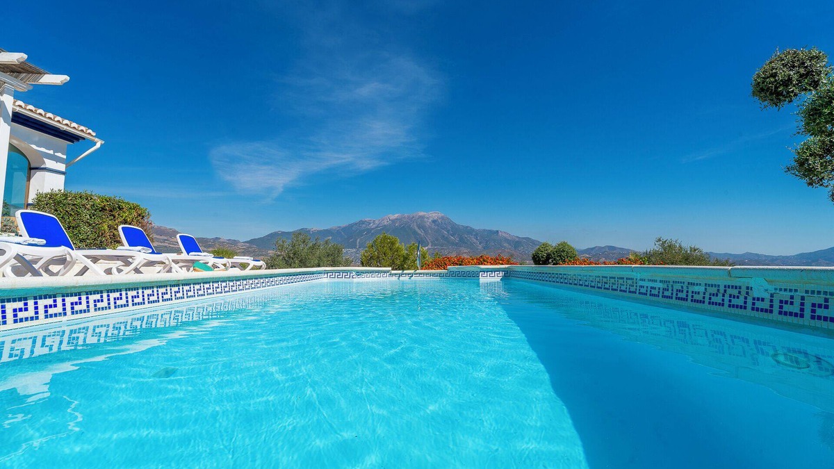 Vinuela Villa | Villa Las Alondras with Lake and Mountain View, Pool, Garden & Wi-Fi