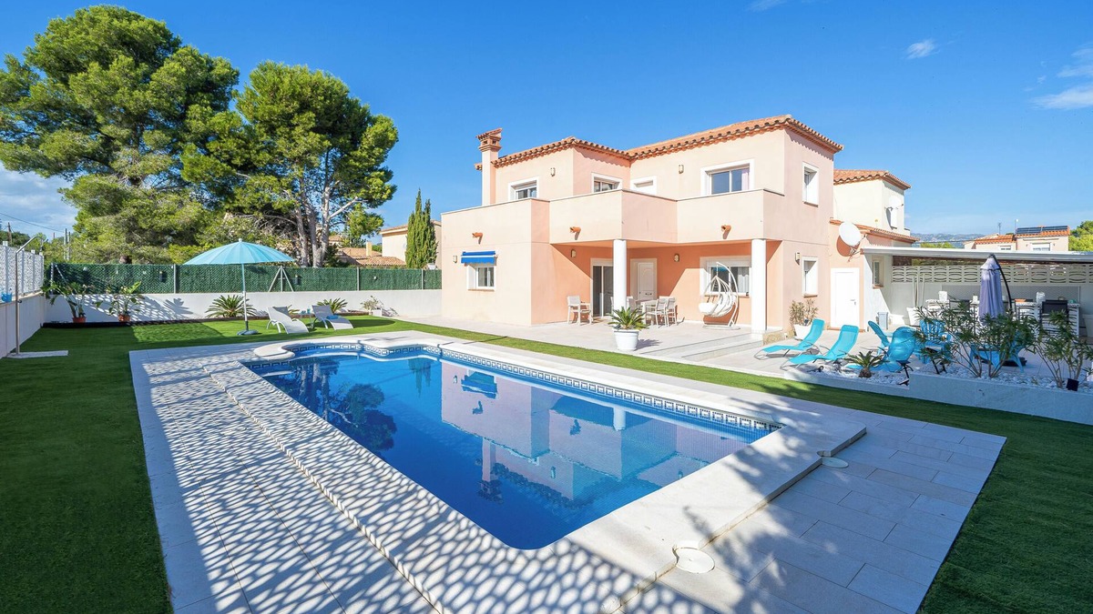 Les Tres Cales Villa | Villa "Las Palmeras" with Pool, Balcony & Wi-Fi