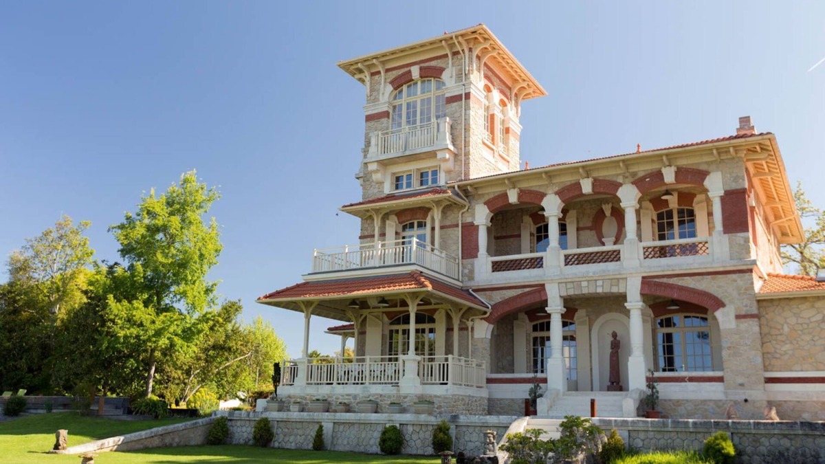 Taussat Villa | Villa Le Bassin - Eight Bedroom Villa, Sleeps 15