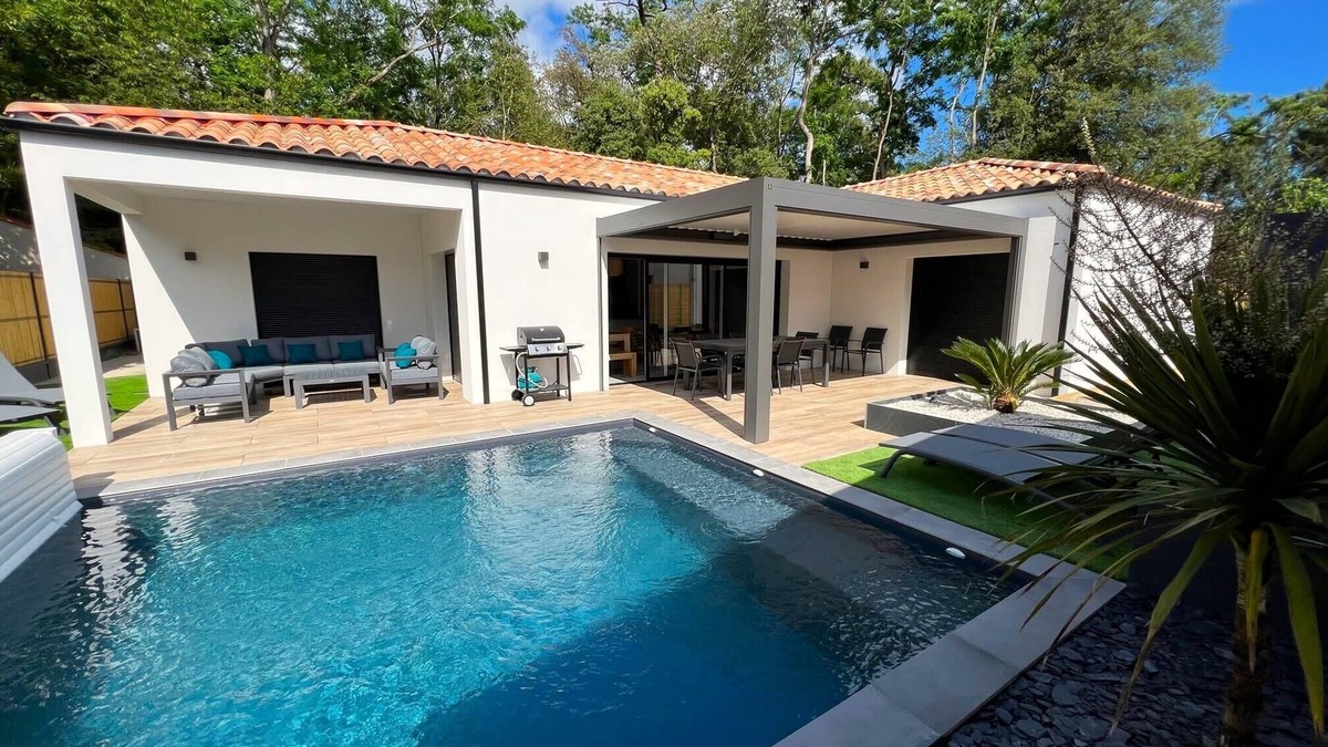Saint-Vincent-sur-Jard Villa | Villa Les Cycas, perfect holiday accomodation for 8, with heated pool
