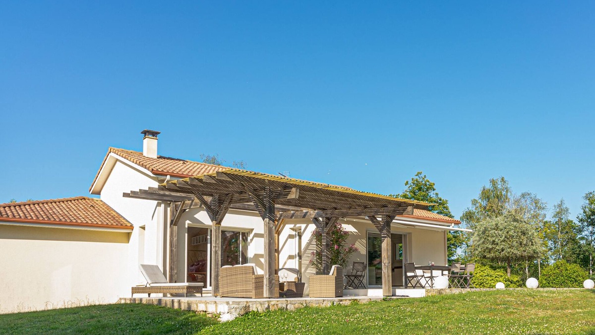 Eyjeaux House | Villa Les Papillons: Haven of Peace and Comfort