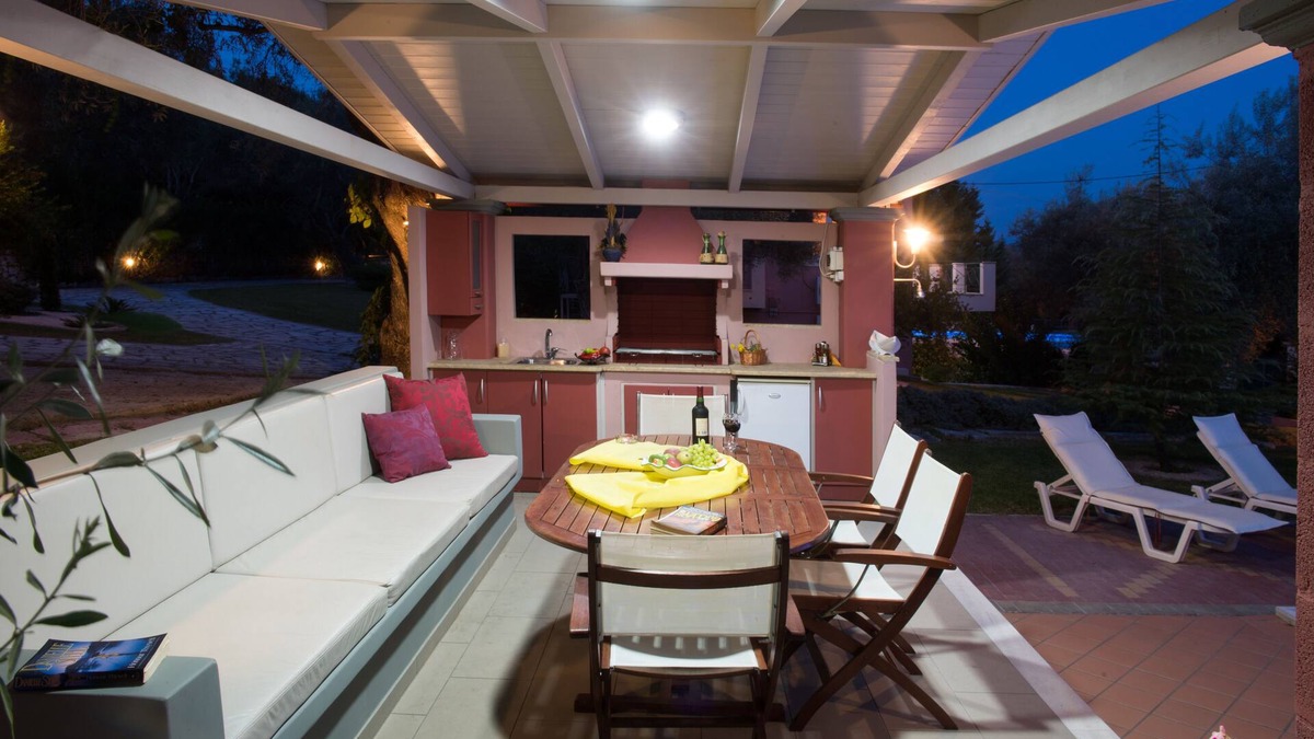 Kariotai Villa | Villa Levantes, villas close to beaches, shops, bakeries, restaurants and cafes