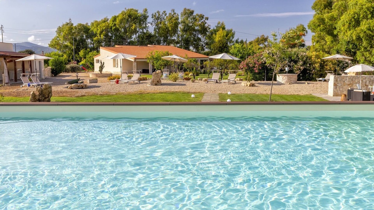 Alghero Cottage | Villa Libeccio for 9 persons close to the beach with shared swimming pool
