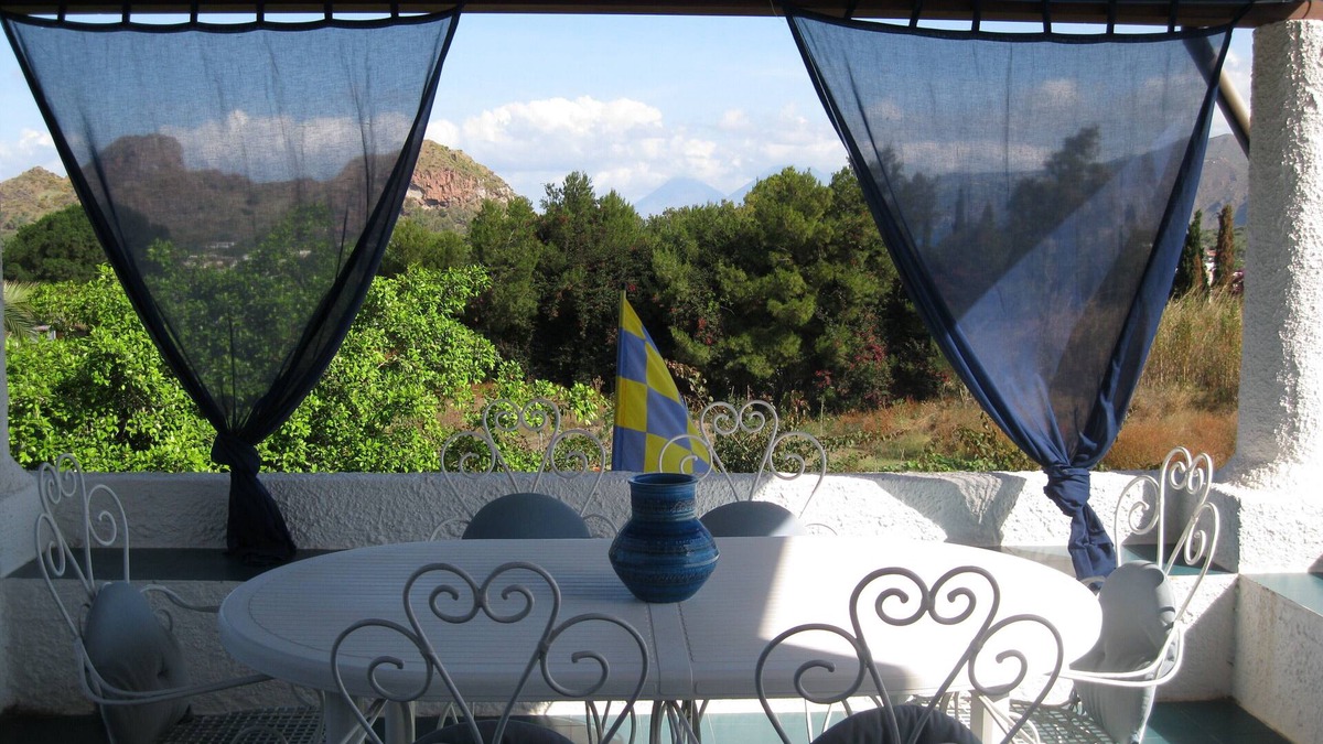 Vulcano Porto Villa | Villa Liliana: 2 + 2 sleeps, panoramic view, 200 mt. from the sea.