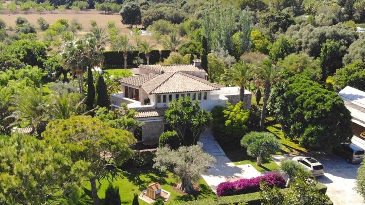 Pollensa Villa | Villa 'Llenaire' with Mountain View, Wi-Fi and Air Conditioning