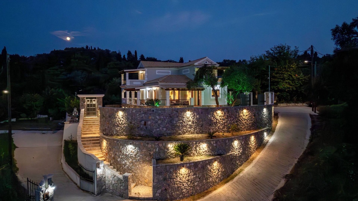 Peroulades Villa | Villa Logas Hill,5 λεπτά απο την παραλία Logas Beach με το υπέροχο Ηλιοβασίλεμα!