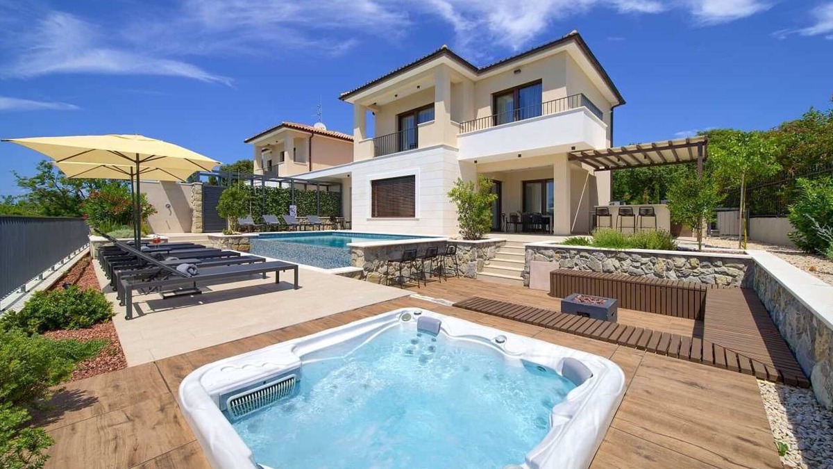 Pinezici Villa | Villa LORD with heated pool, jacuzzi and sauna