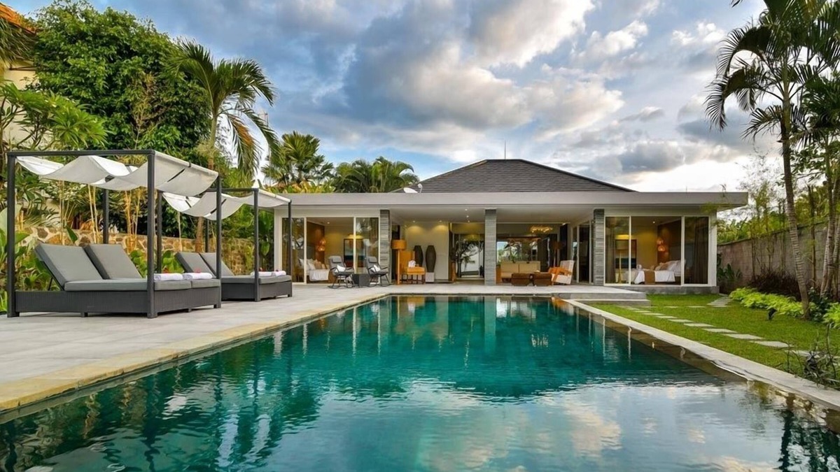 Banjartegehe Villa | Villa Lou - Luxury & Private, Beachfront Villa With Private Pool