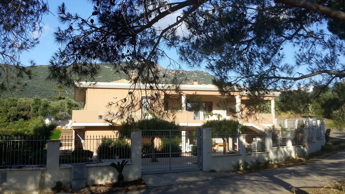 Poggio dei Pini House | Villa Luigi: Alloggio Indipendente in Villa con Parcheggio