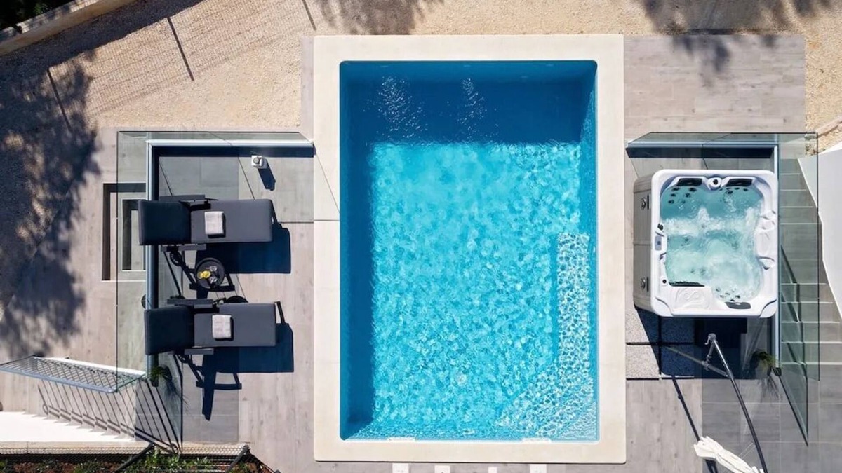 Bartici House | Villa LULU with heated pool, sauna and hot tub