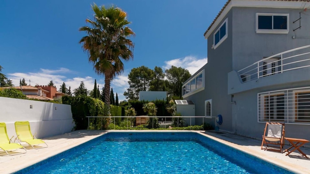 Parque de Cubillas Villa | Villa LUNA with private pool, gardens and large barbecue area