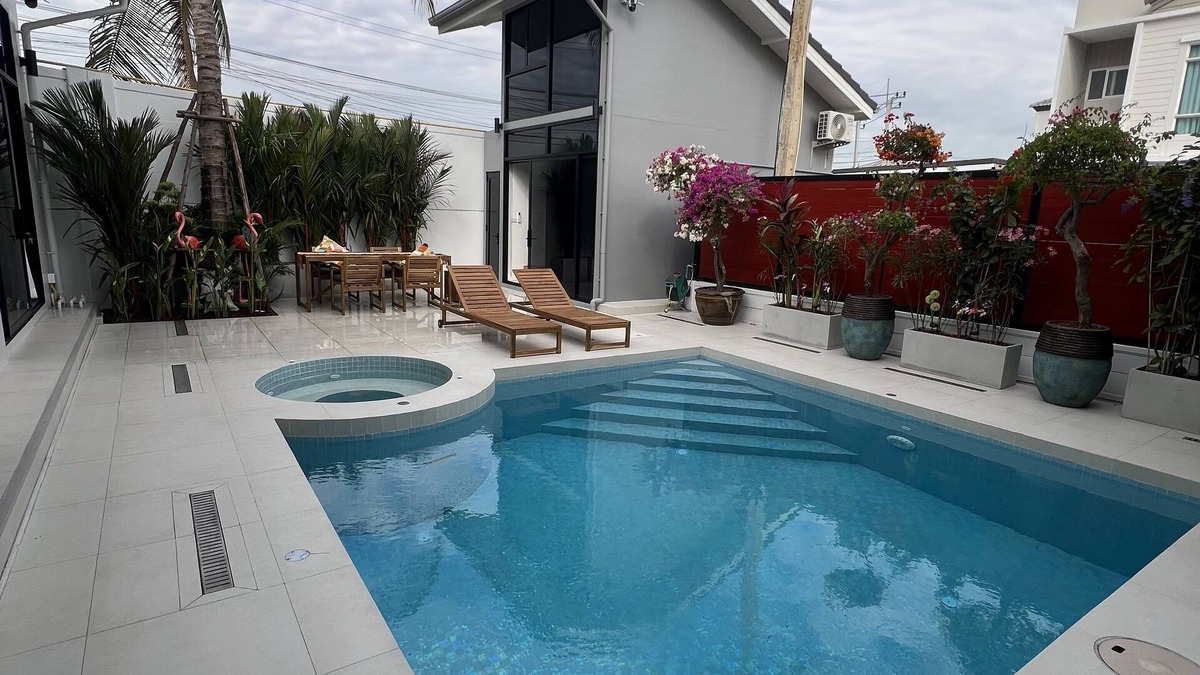 Bang Rak Phatthana Villa | Villa Luxe Bangkok Private Pool Whirlpool