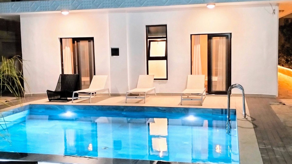 Nea Chora Villa | Villa 'Luxsuites' with Wi-Fi and Air Conditioning