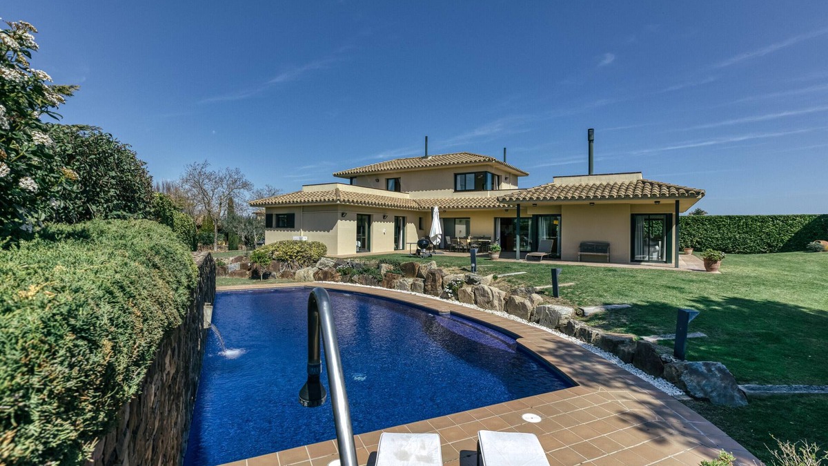 Navata Villa | Villa 'Luxury Golf Villa Torremirona' with Mountain View, Wi-Fi and Air Conditioning