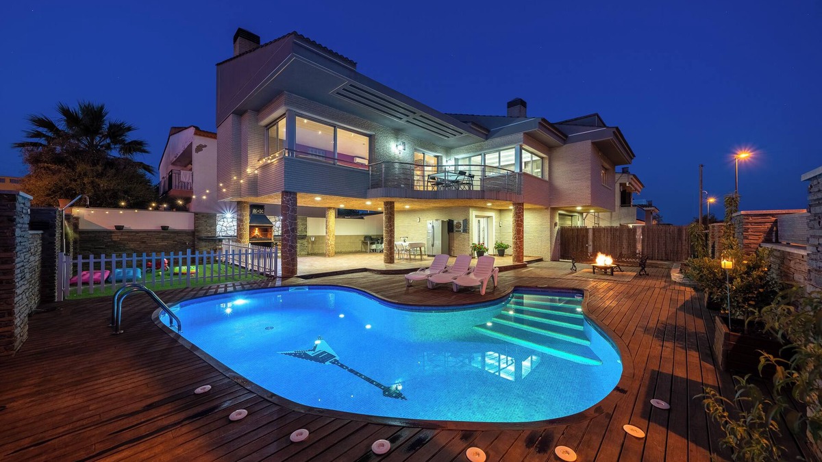 Reus Villa | Villa "Luxury Rock TIRRI" with Private Pool, Covered Terrace and Wi-Fi