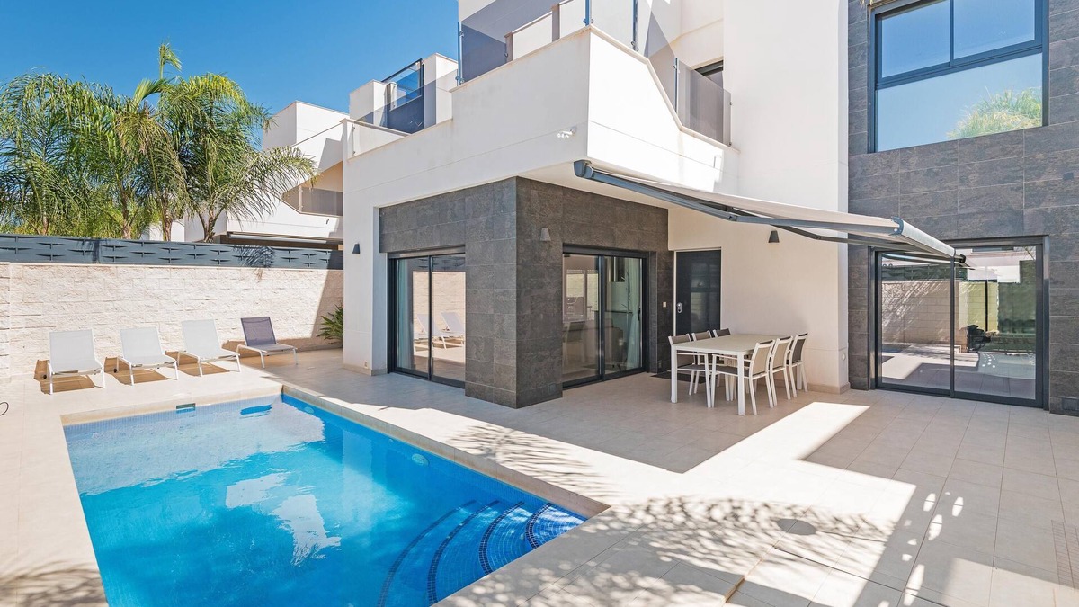 Rojales Villa | Villa 'Luxury Three Bedroom' with Pool, Terrace, Air Conditioning & Wi-Fi