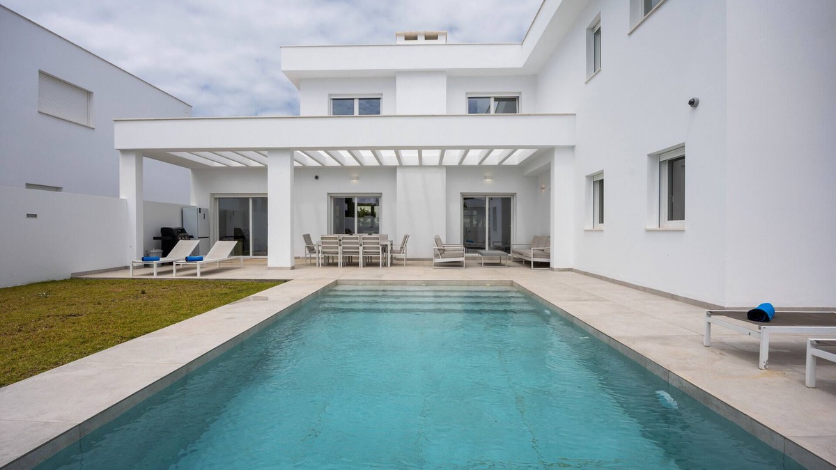 Poblado Sancti Petri Villa | Villa 'Miami' with Lake View, Wi-Fi and Air Conditioning
