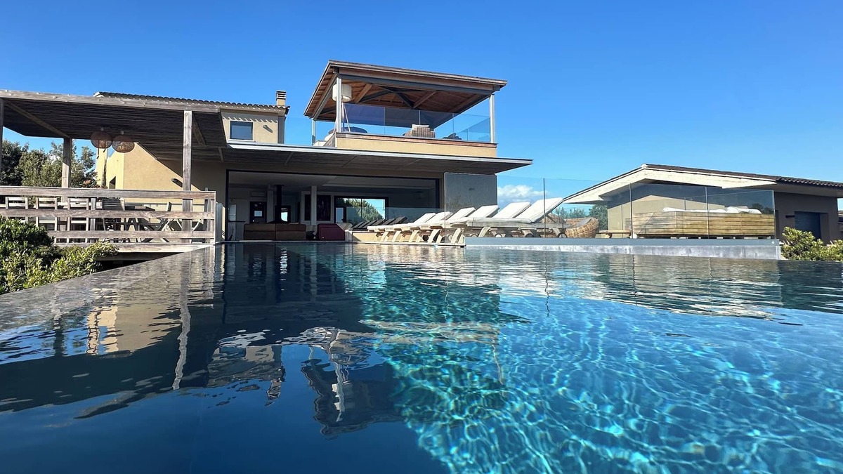 Pianotolli-Caldarello House | Villa Marcelle suspended pool with sea view