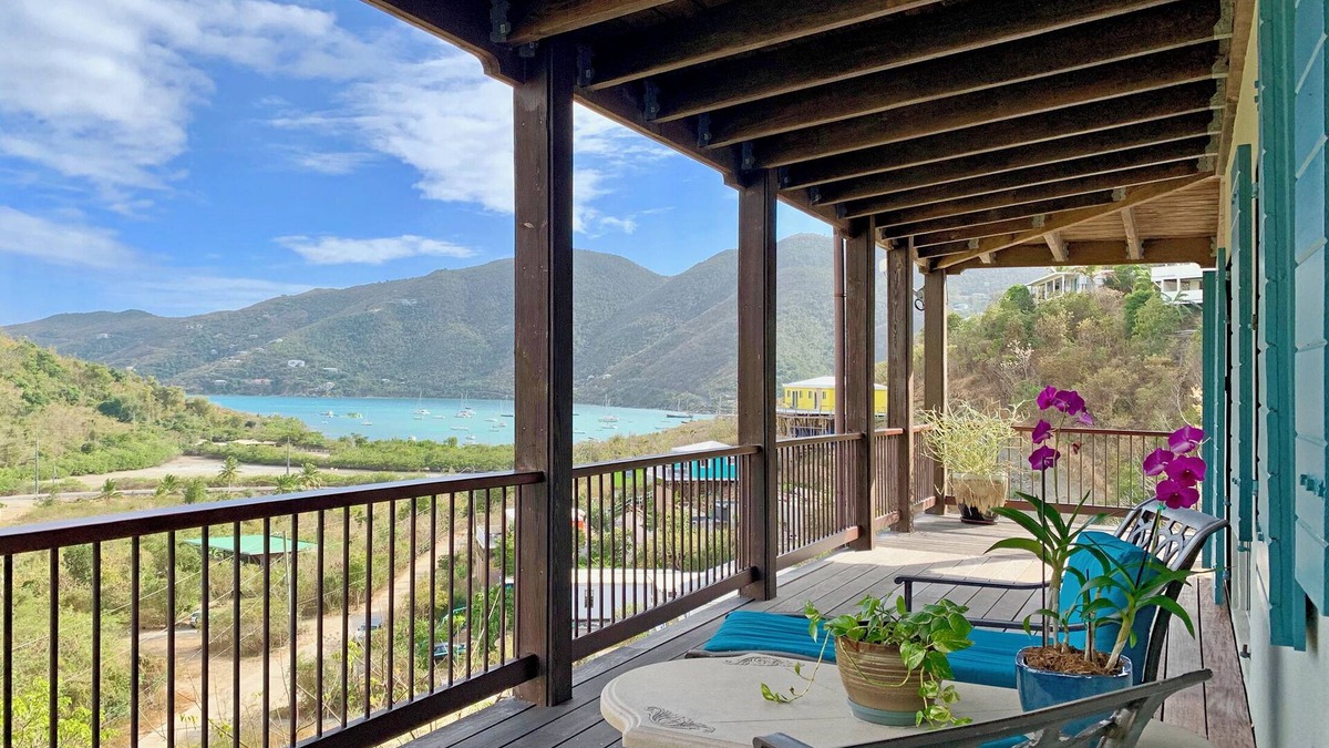 Estate Emmaus House | Villa Madeline ~ Cozy Hillside Villa w/Solar!