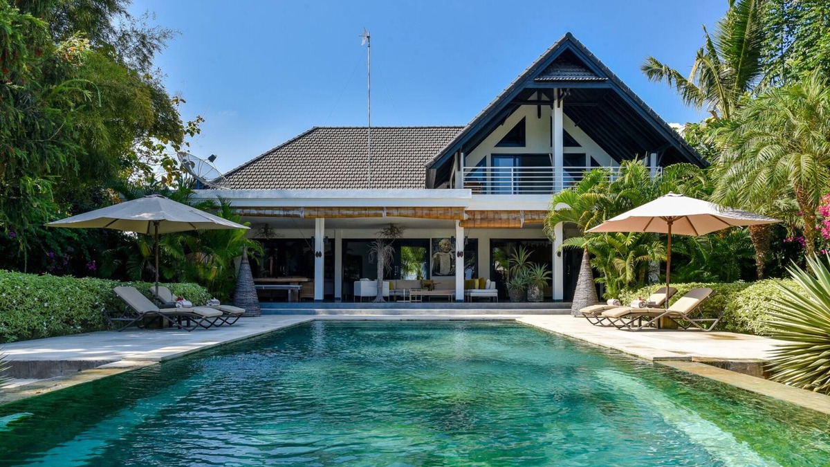 Banjartegehe Villa | Villa Mahkai - 6BR Luxury Beachfront Villa with 3 Pool and Staff