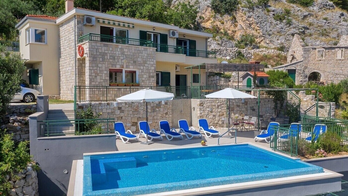 Makarska Villa | Villa Makar with infinity heated pool,gym,grill, 3 bedrooms,3 bathrooms