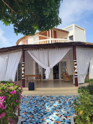 Mbour House | Villa Mandel Nafio, Haus mit Garten nahe dem Atlantik
