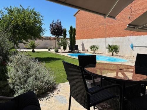 Totanes Apartment | Villa Mandrés. Casa con jardín y piscina. Proximo a Puy Du Fou.