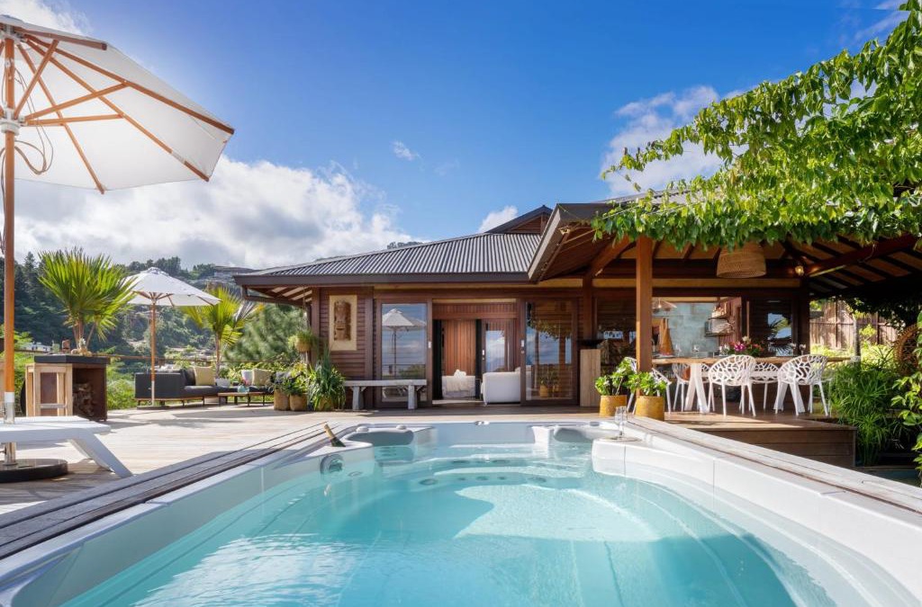 Punaauia Villa | Villa Manuiti, balinese luxury home - private swim SPA, ocean view - OFYR BBQ - KoÏ pond