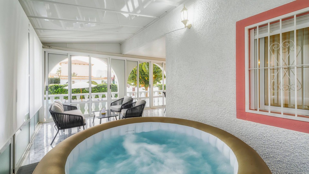 Los Alcazares Ski Chalet | Villa Marie: Premium Stay and Heated Jacuzzi