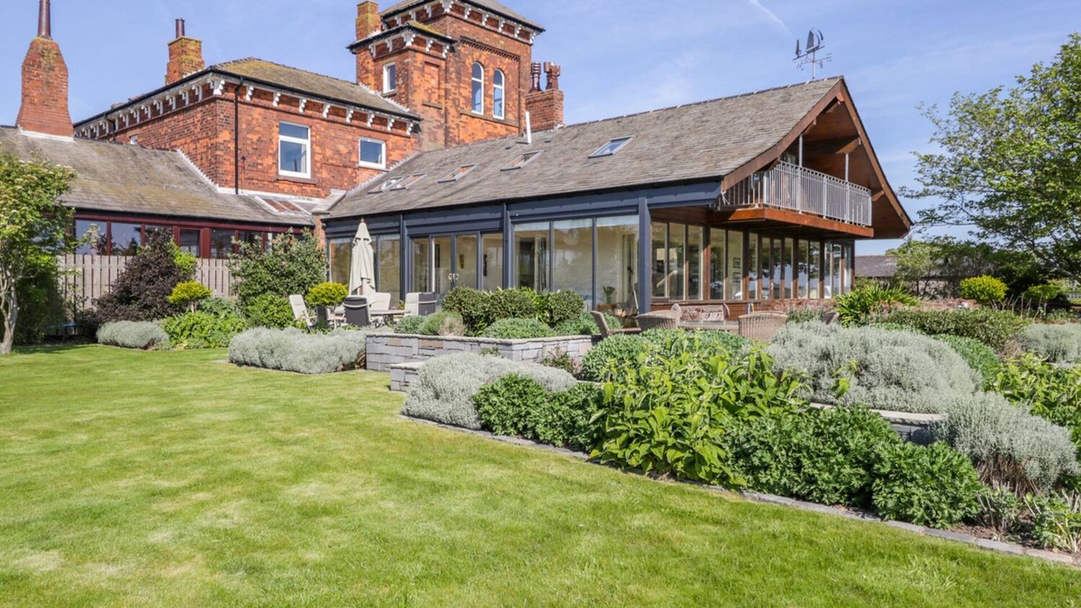 Barrow-in-Furness House | VILLA MARINA, pet friendly, country holiday cottage in Roa Island