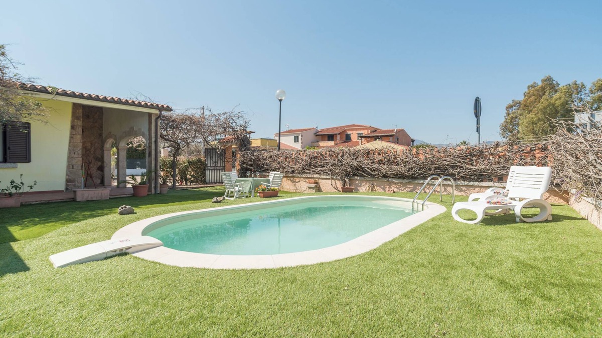 Budoni House | Villa Marisa with Pool, Garden & Wi-Fi