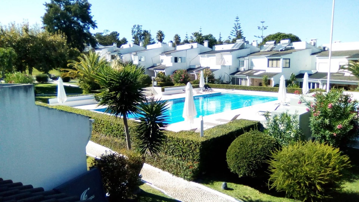 Corroios Villa | Villa Marisol in gated community w/pools and garden 4km from the beaches