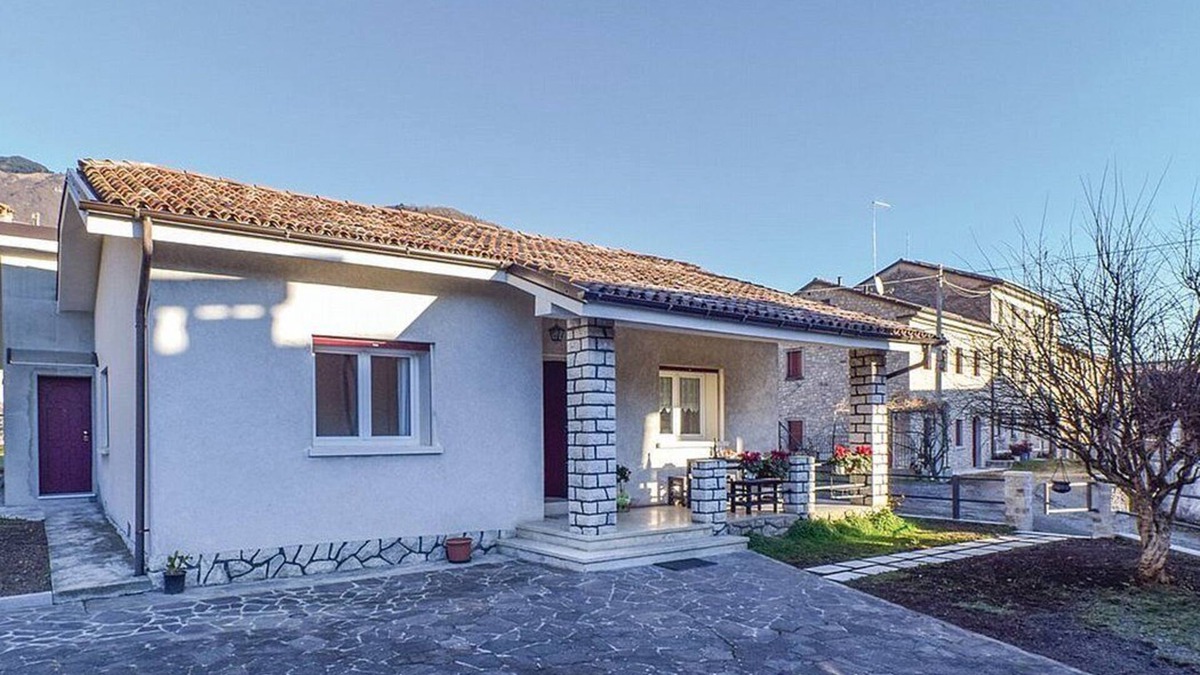 Miane House | Villa Marsica A: A welcoming independent house immersed in a splendid landscape, in the heart of a wonderful little town, with Free WI-FI.