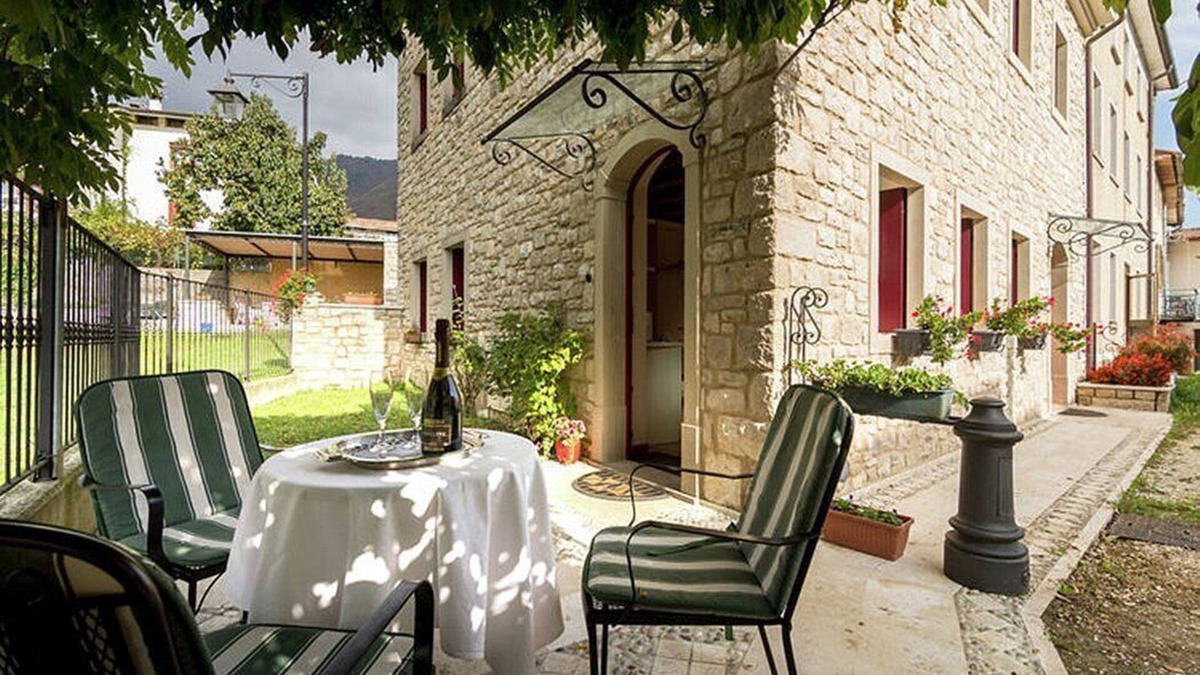 Miane House | Villa Marsica B: A welcoming apartment immersed in a splendid landscape, in the heart of a wonderful little town, with Free WI-FI.