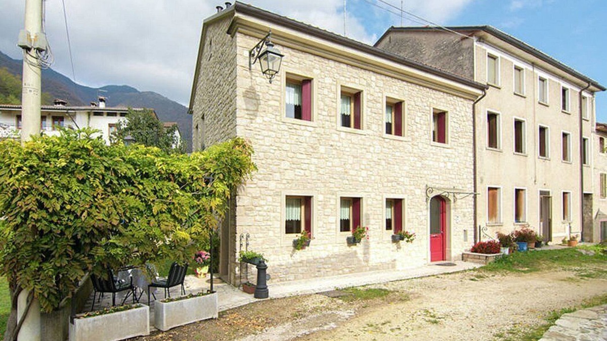 Miane House | Villa Marsica C: A welcoming two-story apartment immersed in a splendid landscape, in the heart of a wonderful little town, with Free WI-FI.