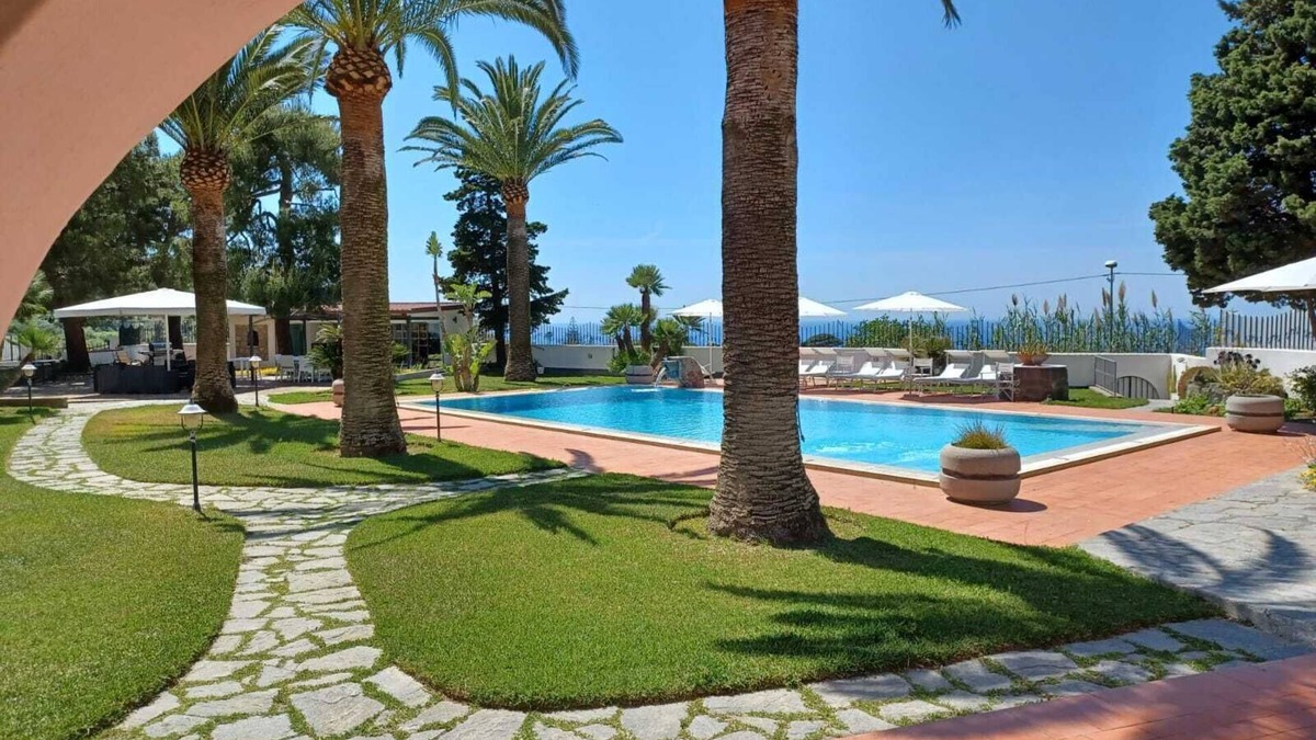 Succhivo Apartment | Villa Martina - "Ginestra" room, in the annex of a prestigious Villa