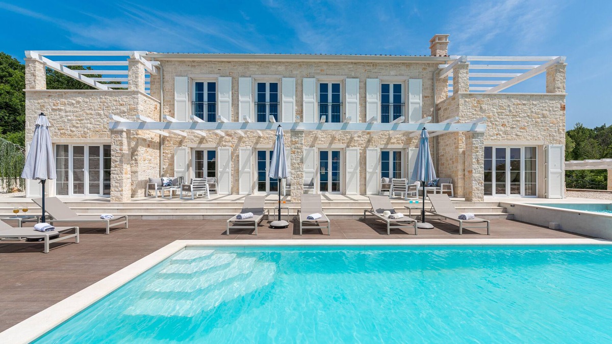 Vizinada Villa | Villa Maxim with pool, jacuzzi and endless views over the vineyards to the sea