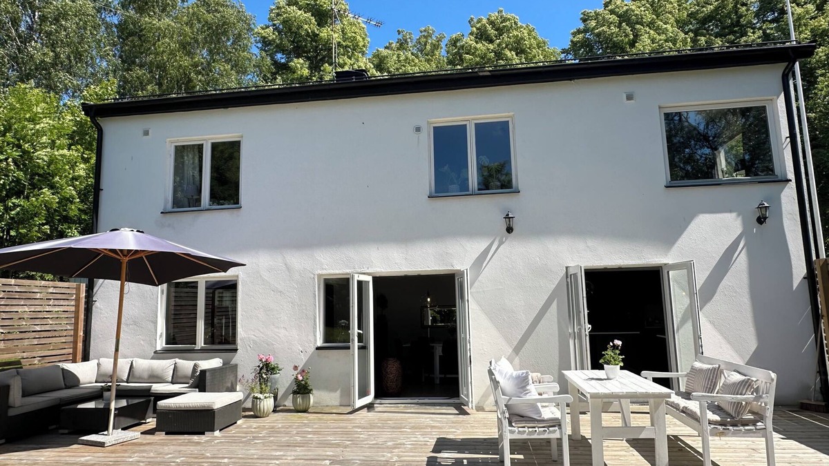 Nasbypark House | Villa med perfekt läge - bo nära havet, butiker och nå Stockholm city på 20 min.