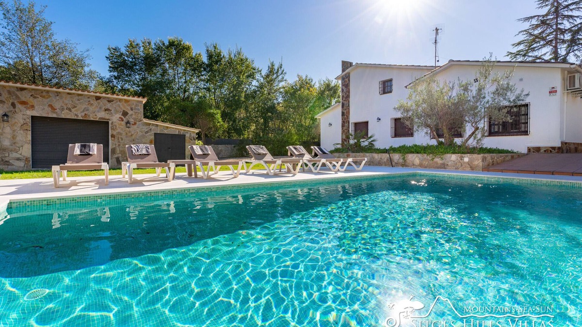 Olivella Villa | Villa Mediterranea -Large Garden, Pool and Hot tub