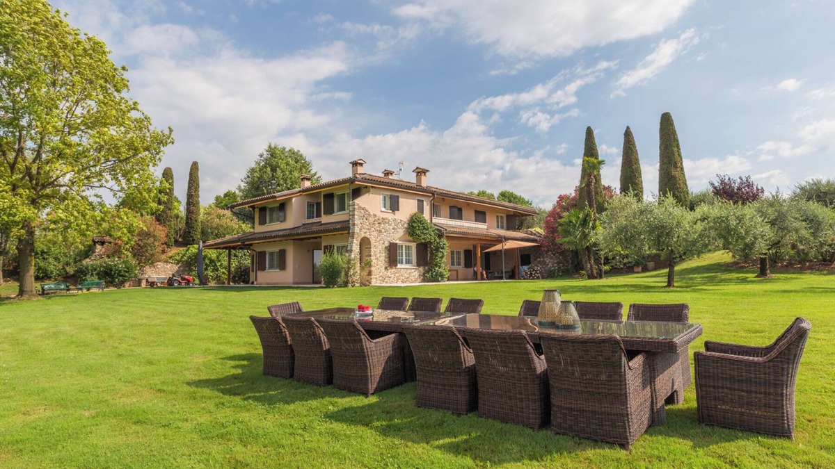 Montioni Villa | Villa 'Minerva' with Lake View, Wi-Fi and Air Conditioning