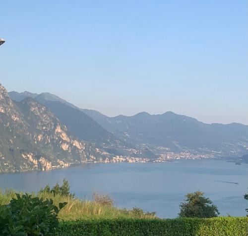 Riva di Solto House | Villa Mirella: Casa vista lago con piscina