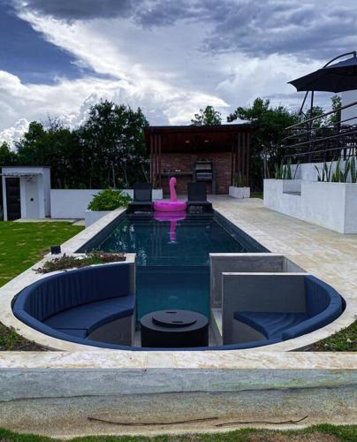 Los Santos Villa | Villa moderna con una hermosa piscina, fogata y BBQ