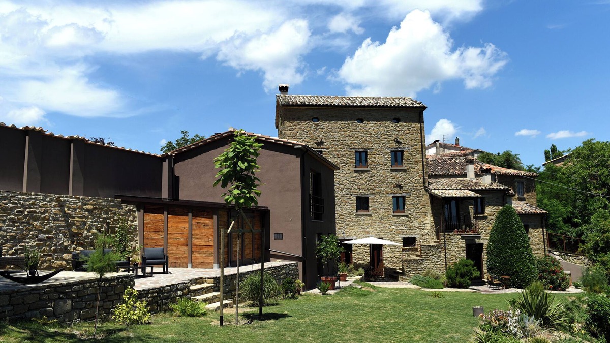 Lunano Apartment | Villa MOKA, modern studio in a farmhouse (15th cent.); Montefeltro (Le Marche)
