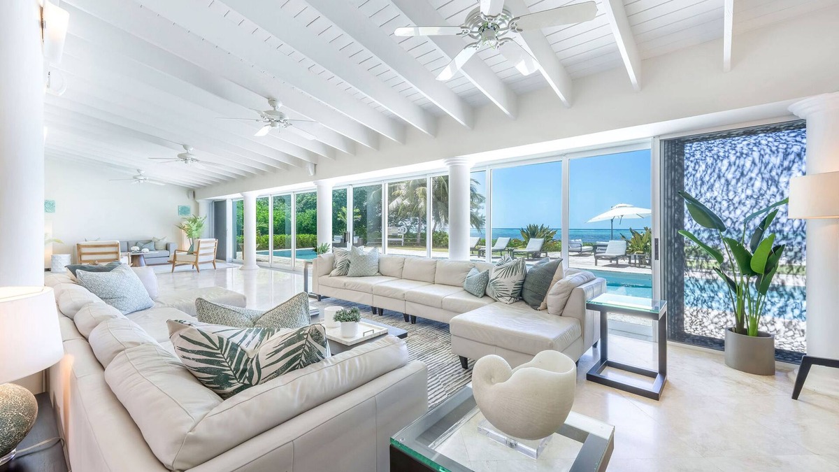 South Sound House | Villa Mora: Luxe Beachfront Villa w/Backyard Snorkeling, Pool, Spa + Outdoor Kitchen