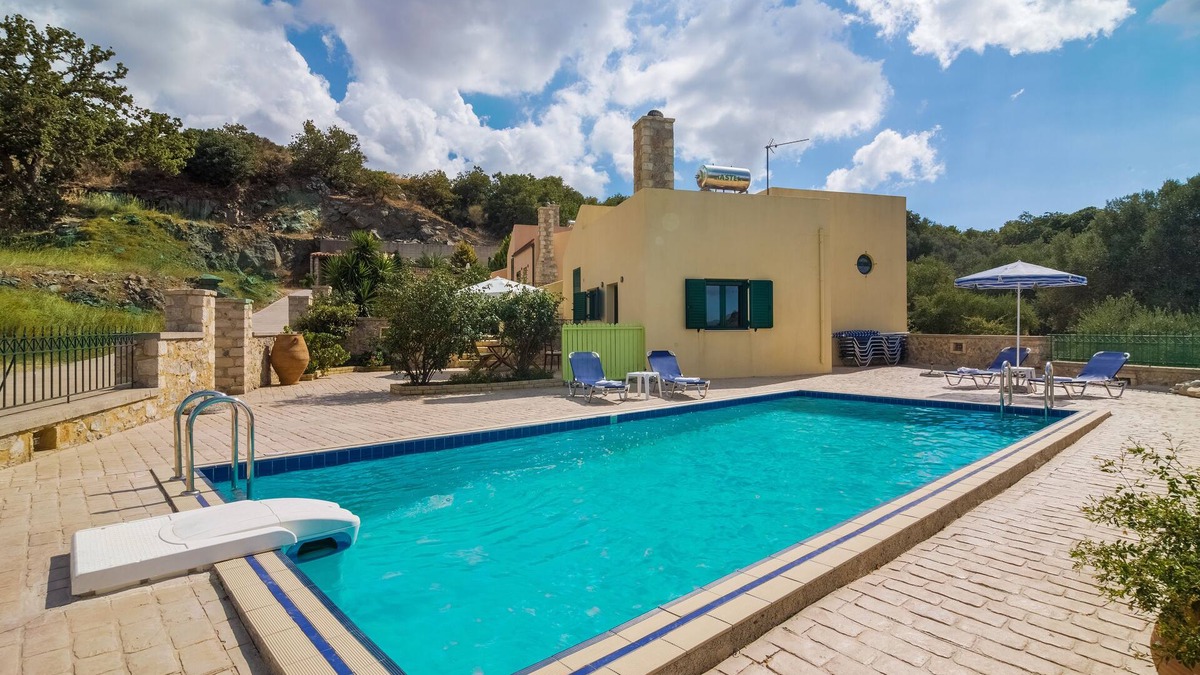 Agios Vasileios Villa | Villa Mourne, 2 BD, common pool, peaceful!