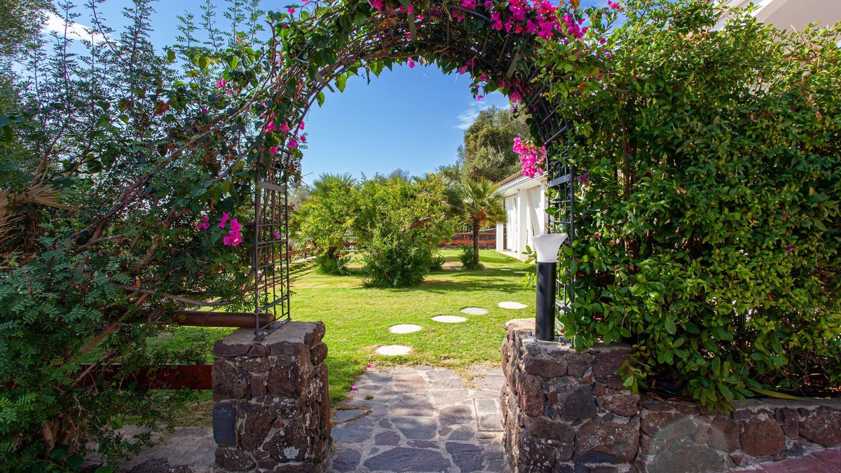 Sas Linnas Siccas Apartment | Villa Mula a stone's throw from the sea